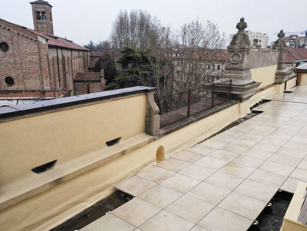 Posa di pedestal per pavimentazione esterno di Palazzo Donghi Ponti a Padova