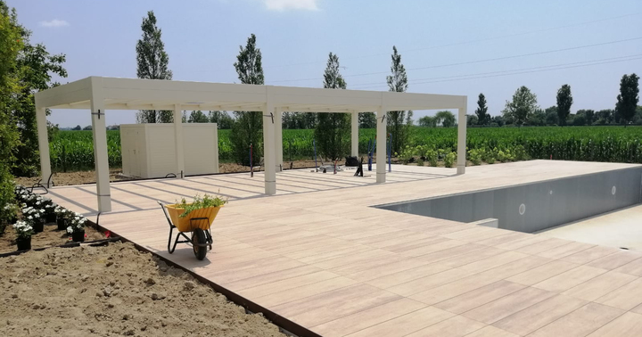 Pedestal and poolside: a winning combination! Pedestal and poolside: a winning combination!